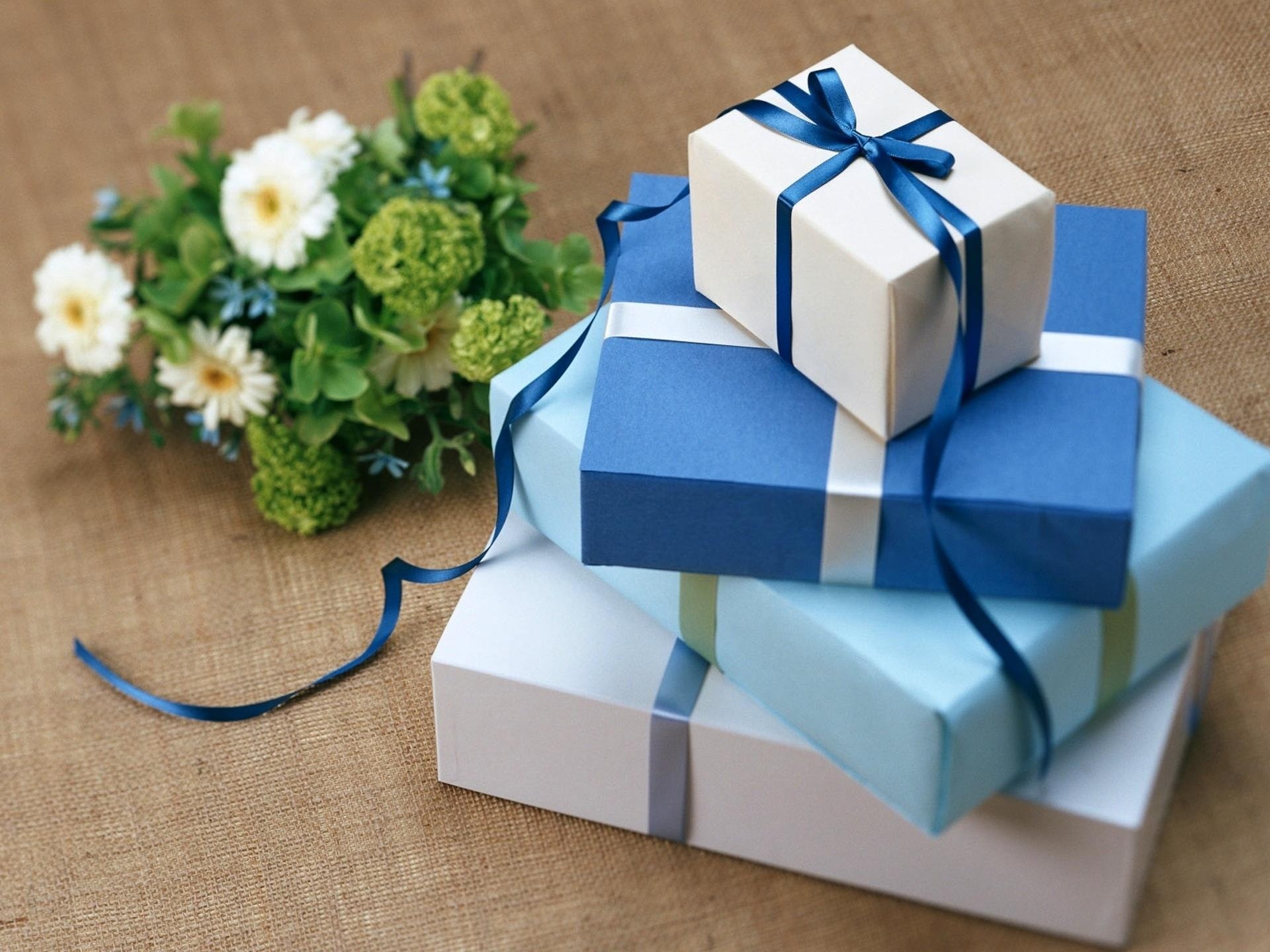 What Should Gifts To Purchase For A Newly Wed Couple?